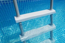 Stege ner till utomhuspool